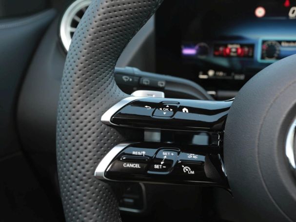 Mercedes-Benz GLA 200 AMG Night 360° AHK EasyPack Kamera SHZ