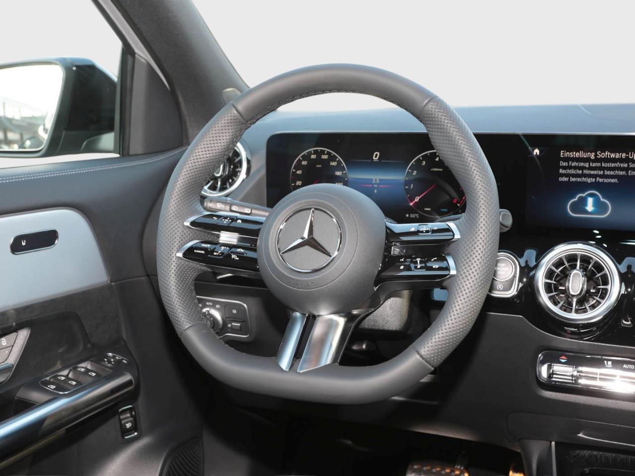 Mercedes-Benz GLA 200 AMG Night 360° AHK EasyPack Kamera SHZ
