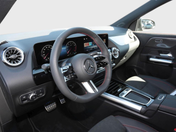 Mercedes-Benz GLA 200 AMG Night Distronic Totwinkel 360° AHK