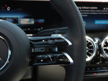 Mercedes-Benz GLA 200 AMG Distronic Kamera Totwinkel AHK