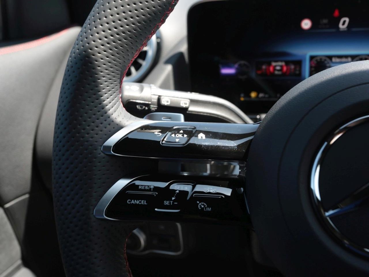Mercedes-Benz GLA 200 AMG Distronic Kamera Totwinkel AHK
