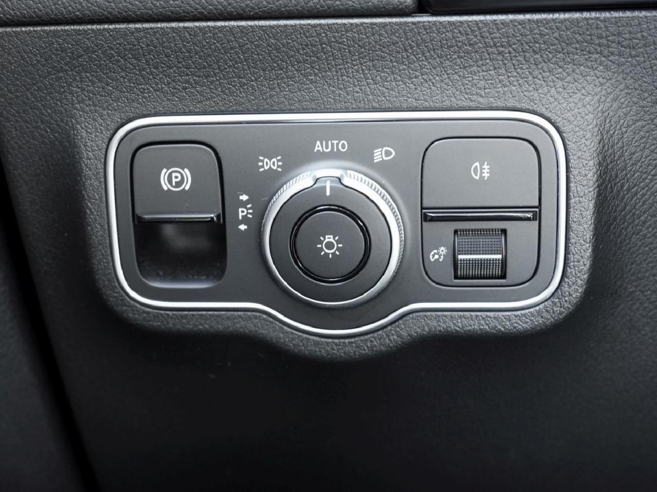 Mercedes-Benz GLA 220 d 4M Progressive Kamera Easy-Pack AHK