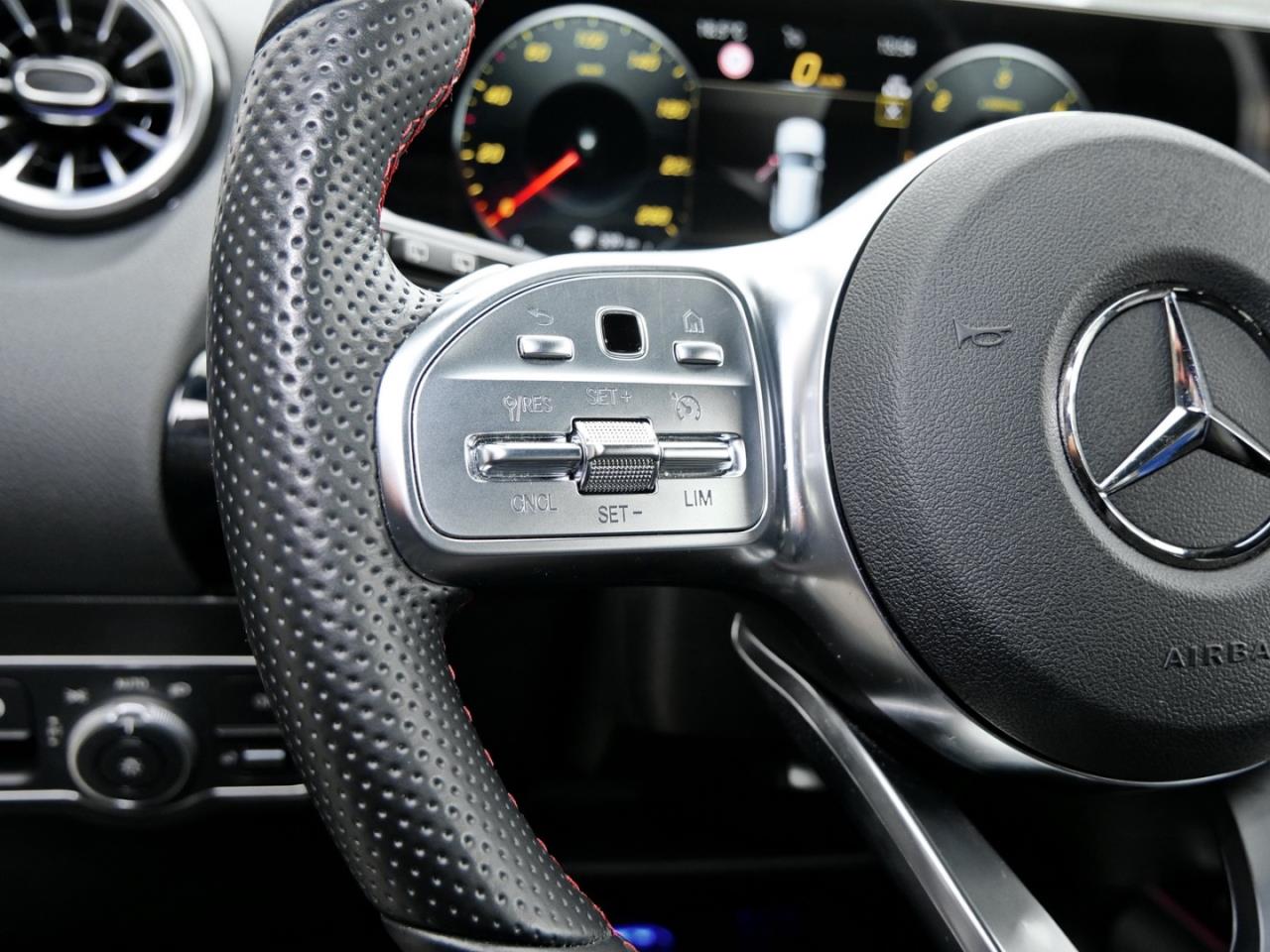 Mercedes-Benz GLA 220 d 4M AMG MBUXNavi+ Kamera AHK Spiegel-P