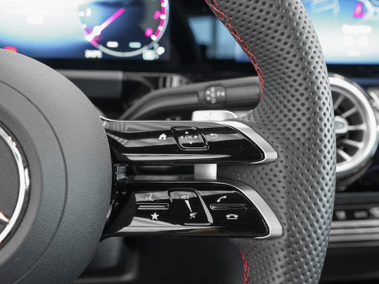 Mercedes-Benz GLA 250 4M AMG Standheizung Panorama Kamera