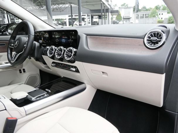 Mercedes-Benz GLA 250 e Progressive Night Panorama Easy-P 360?