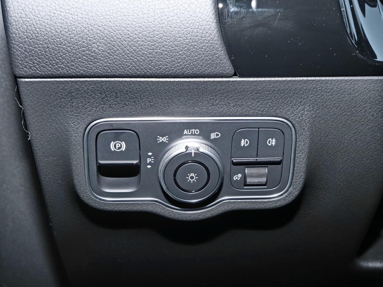 Mercedes-Benz GLB 250+ mit EQ Technologie AMG Night Panorama