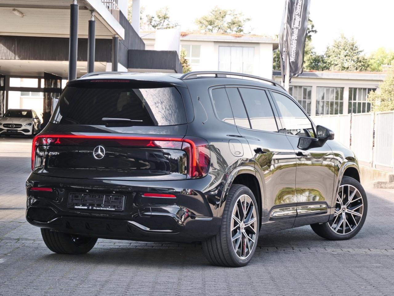 Mercedes-Benz GLB 250+ mit EQ Technologie AMG Night Panorama
