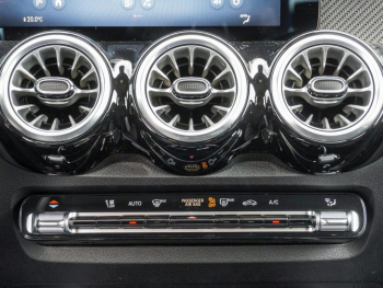 Mercedes-Benz GLB 200 d AMG Distronic Panorama Multibeam 360°
