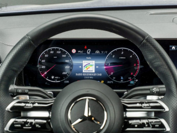 Mercedes-Benz GLB 200 d AMG Distronic Panorama Multibeam 360°