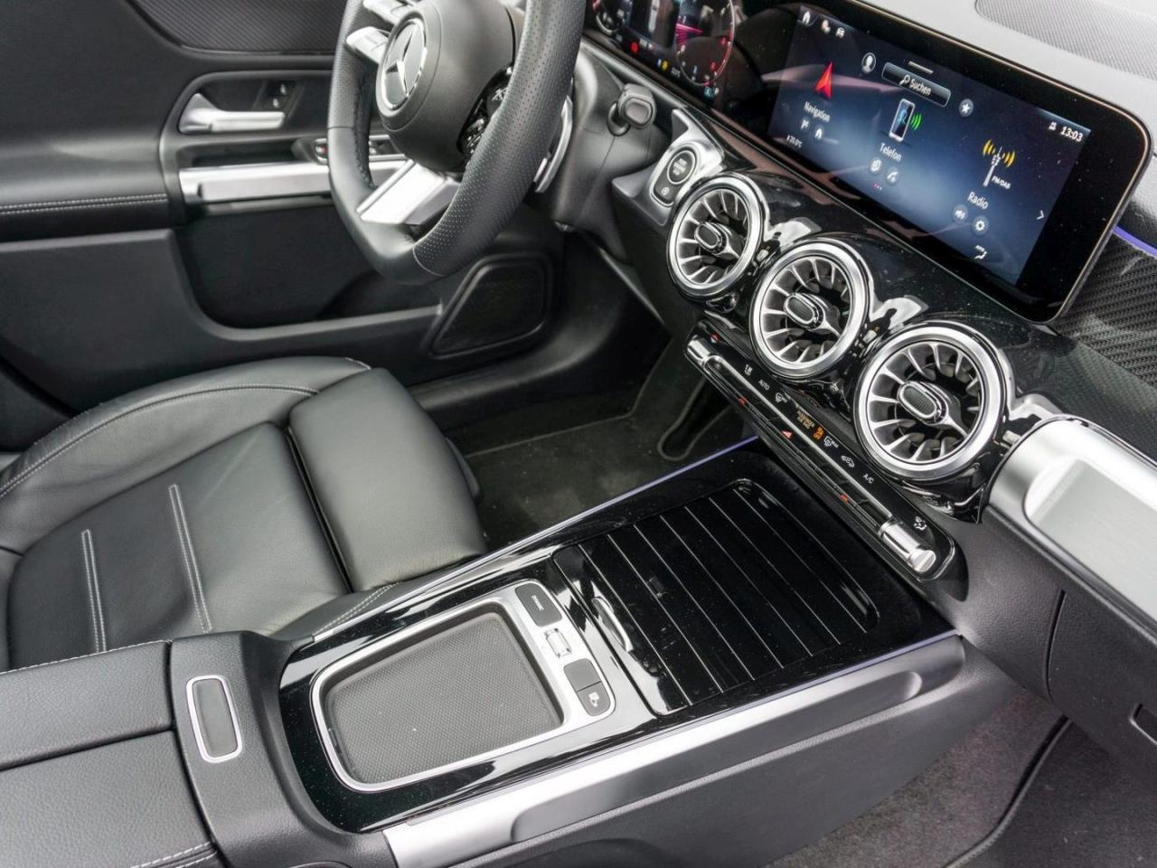 Mercedes-Benz GLB 200 d AMG Distronic Panorama Multibeam 360°