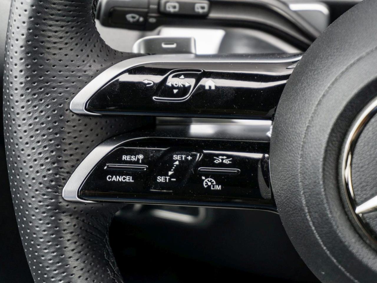 Mercedes-Benz GLB 200 d AMG Distronic Panorama Multibeam 360°