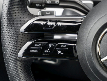 Mercedes-Benz GLB 200 d AMG Distronic Panorama Multibeam 360°
