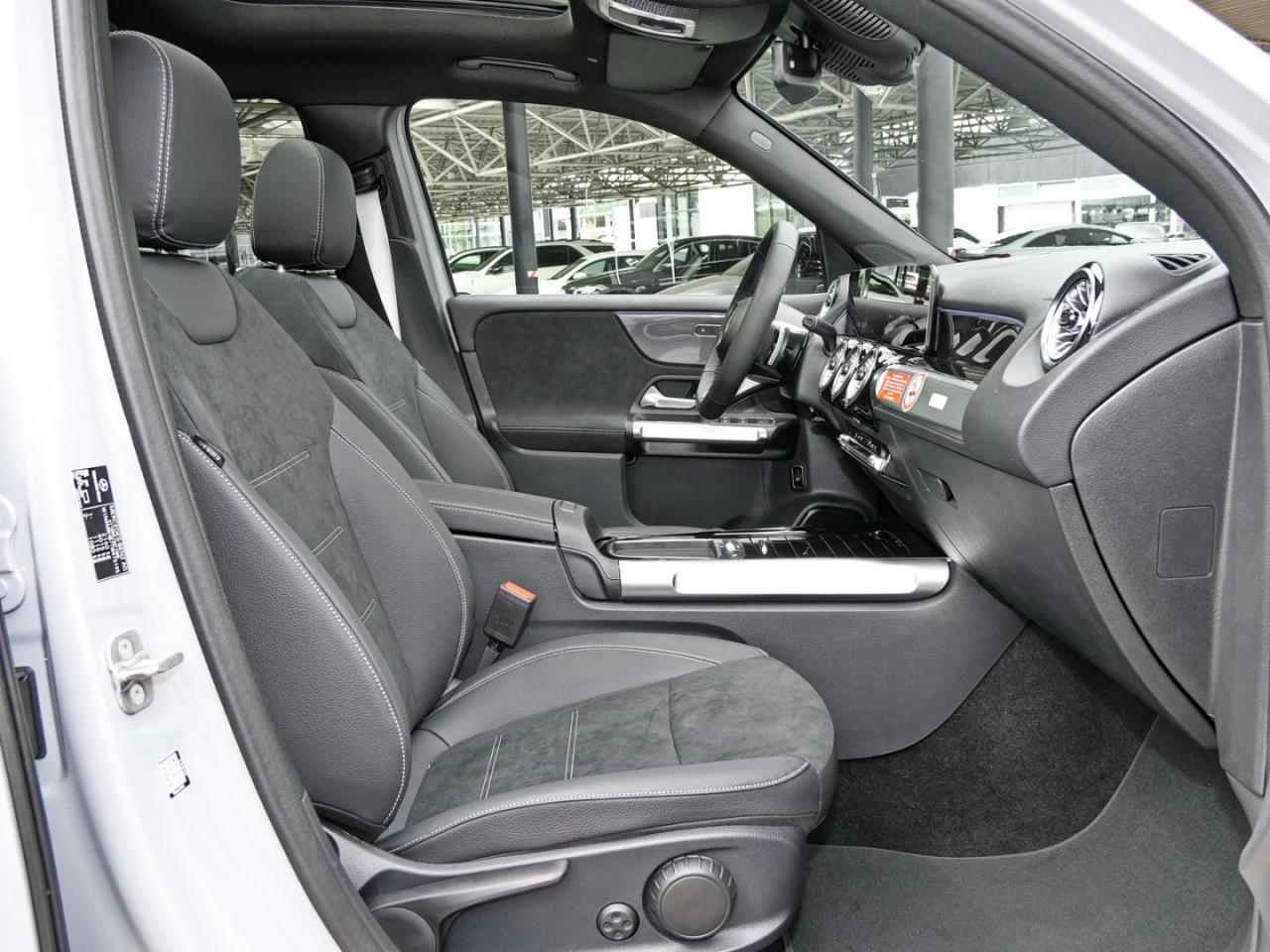 Mercedes-Benz GLB 200 AMG Night Panorama Distronic 360° AHK