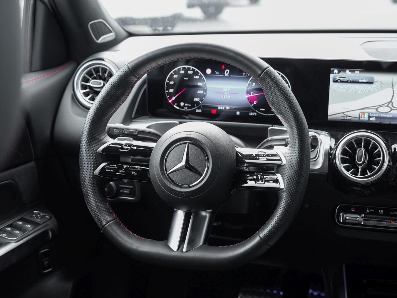 Mercedes-Benz GLB 250 4M AMG EasyPack Burmester Kamera Navi