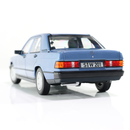 Coche de modelismo 1:18 190 E W201 azul diamante | B66040661