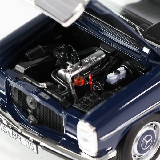 Modelo de coche 1:18 200 W114/W115 sedán original Mercedes-Benz | B66040694