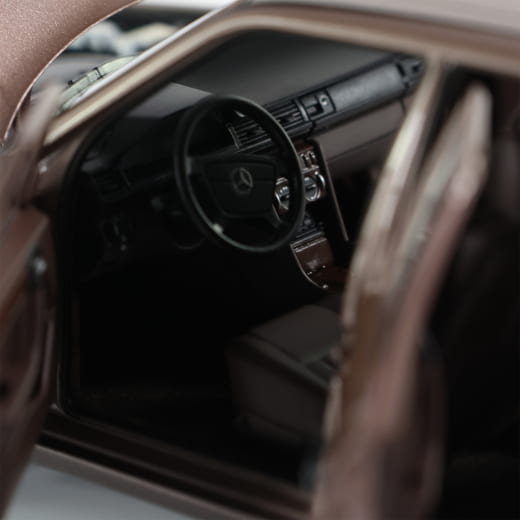 1:18 Modelauto 230 E-Klasse W124 Limousine rozenhout Origine | B66040697