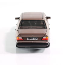 1:18 Modelauto 230 E-Klasse W124 Limousine rozenhout Origine | B66040697