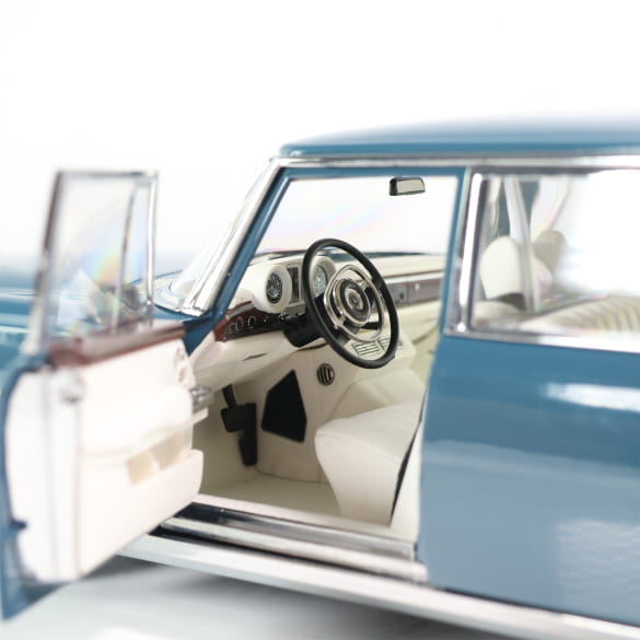 1:18 modelauto 600 Pullmann W100 (1963 - 1991) blauw Origine | B66040707