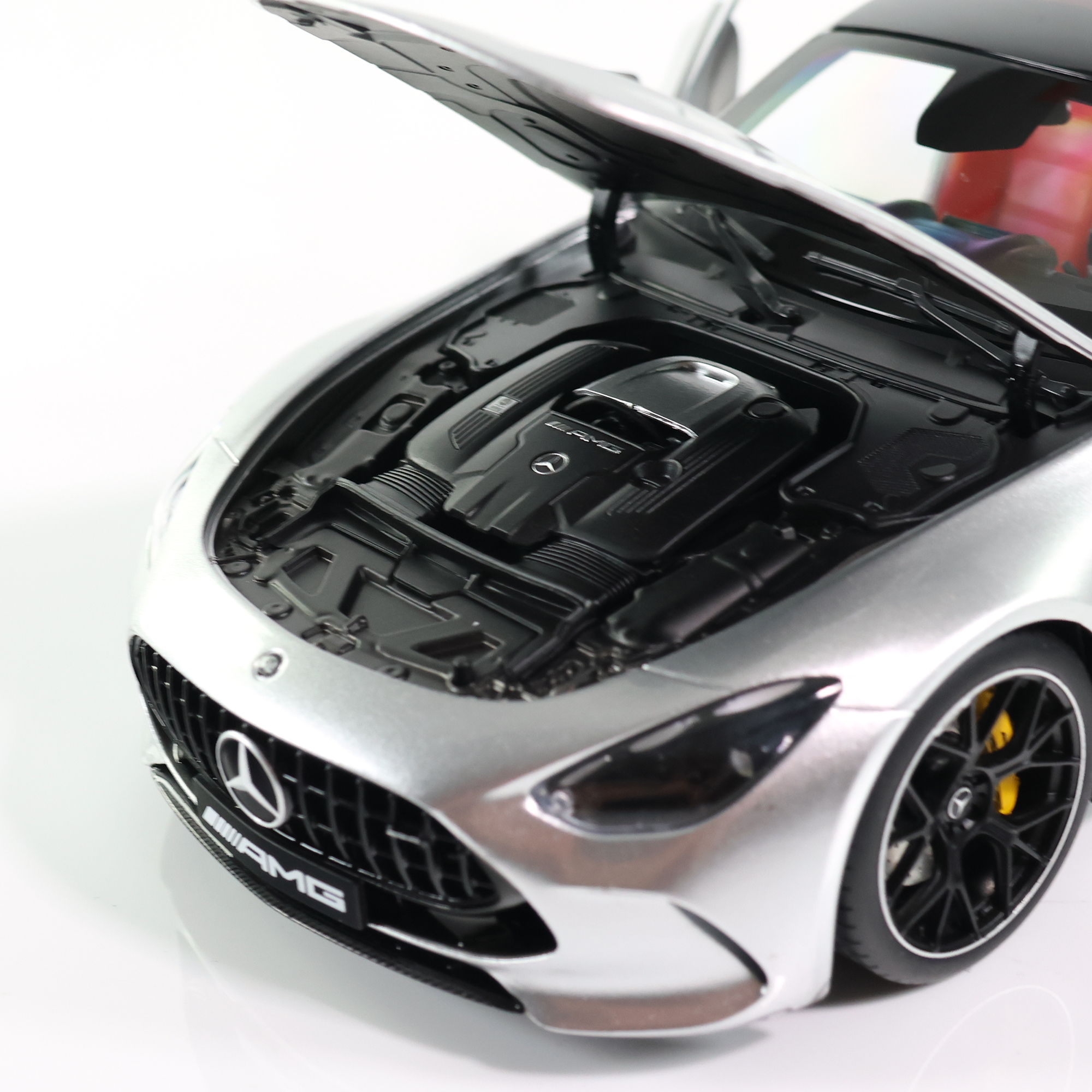 Modelo de coche 1:18 AMG GT 63 C192 plata de alta tecnología