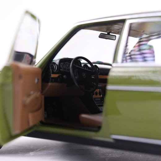 1:18 Modellauto Mercedes-Benz 200 W123 Grün Original  | B66040721