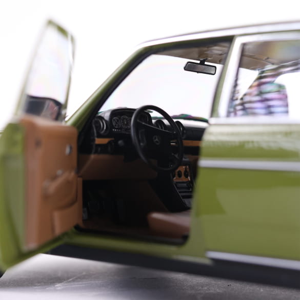 1:18 Model car Mercedes-Benz 200 W123 Green Original | B66040721