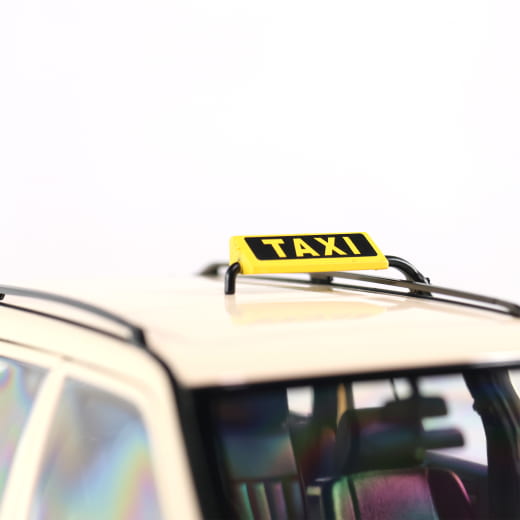 Coche a escala 1:18 300 D S124 T-Modell Taxi Original Mercedes-Benz | B66040702