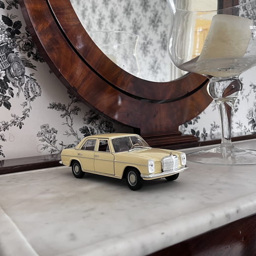 Coche de modelo 1:24 W115 220/8 blanco crema Original Mercedes-Benz | B66058172