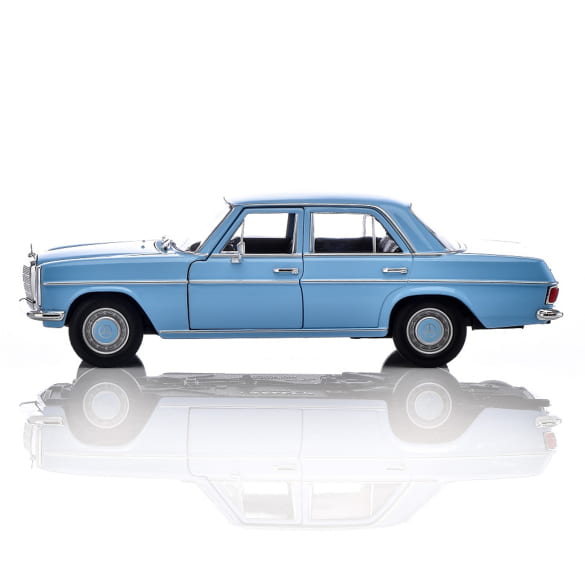 1:24 modelauto W115 220/8 lichtblauw Origineel Mercedes-Benz | B66057955