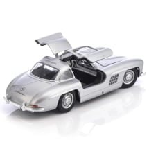1:24 Modellauto 300 SL W198 Flügeltürer silber Original Mercedes-Benz | B66056163