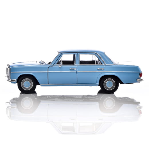 Voiture miniature 1:24 W115 220/8 bleu clair Original Mercedes-Benz | B66057955