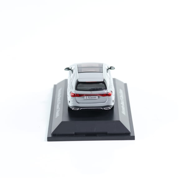 1:43 modelauto E-Klasse S214 T-model AMG-Line alpingrau uni  | B66961121