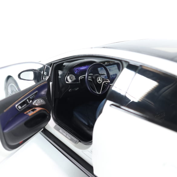 1:18 Modellauto EQS V297 Limousine oplaithweiß bright Original Mercedes-Benz | B66961049 1:18 Modellauto EQS V297 Limousine oplaithweiß bright Original Mercedes-Benz | B66961049