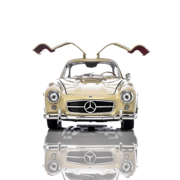 1:24 Modellauto 300 SL W198 Flügeltürer beige Original Mercedes-Benz