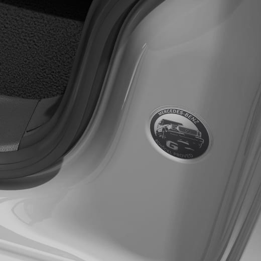 Plaque G-Klasse STRONGER THAN THE 1980s gris original Mercedes-Benz | A4638173600-B