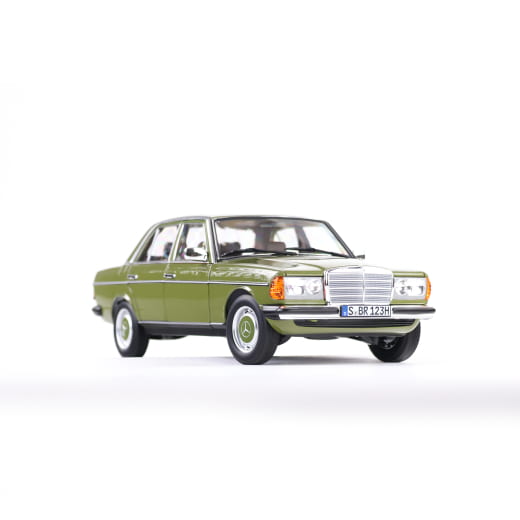 Modellino auto 1:18 Mercedes-Benz 200 W123 verde originale | B66040721