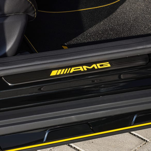 Seuils de porte AMG éclairés Yellow Night Edition GLA X156 Original Mercedes-Benz | A1766806501/6601-AMG-X156