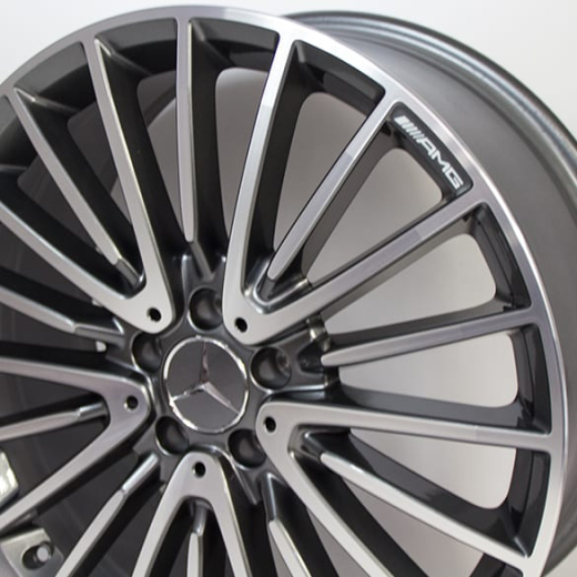 Set di cerchi AMG da 20 pollici grigio titanio a razze multiple GLA X156 Original Mercedes-Benz | A15640129007X21-Satz