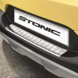 Protector de umbral de carga de acero inoxidable con aspecto cromado Kia Stonic YB original Kia