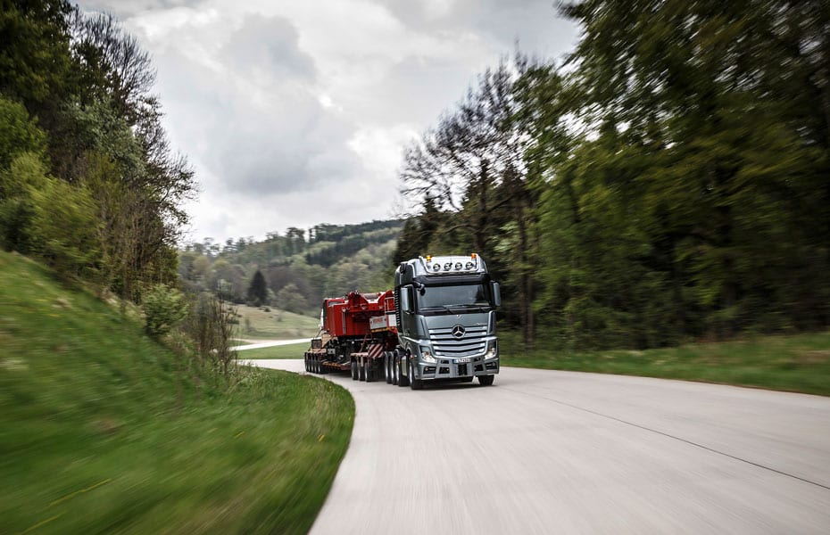 Mercedes-Benz Actros auf der Straße im Einsatz