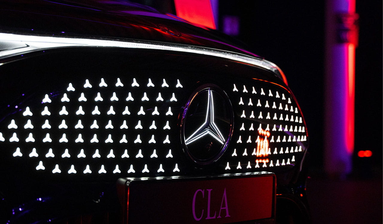 Beleuchteter Mercedes-Stern an der Front eines CLA