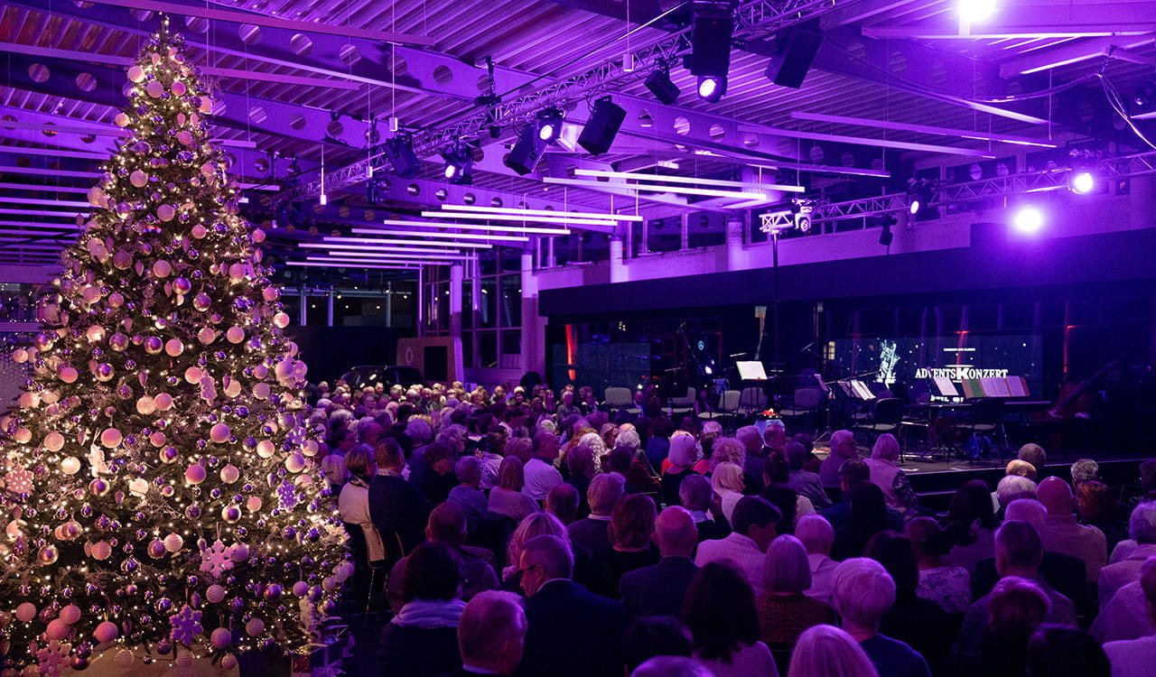 Publikum vor weihnachtlich geschmückter Kulisse