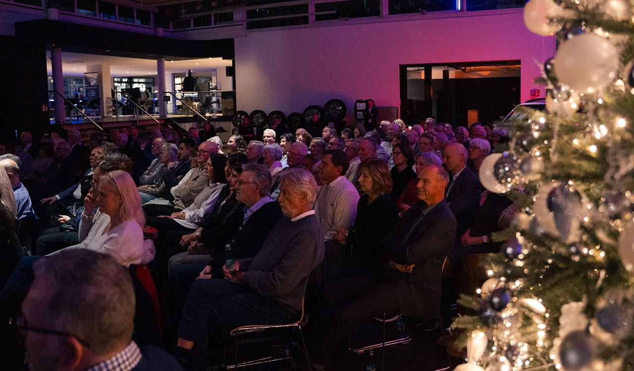 Publikum vor weihnachtlich geschmückter Kulisse