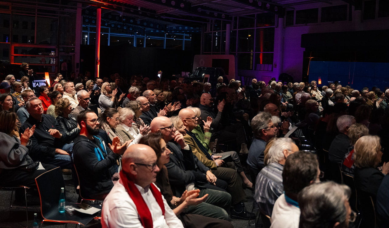 Applaudierendes Publikum beim Kunzmann Adventskonzert.
