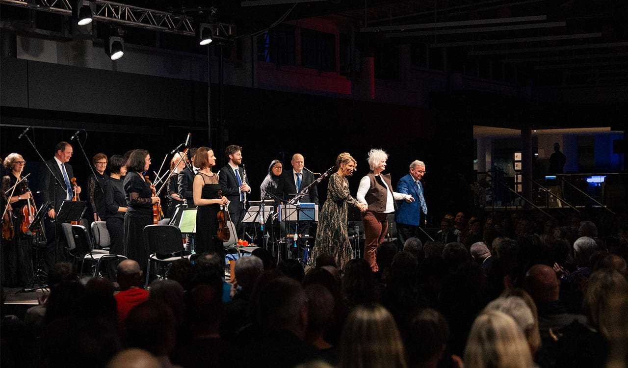 Alle Mitwirkenden auf der Bühne