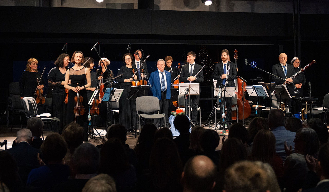 Wolfgang Huhn mit Orchester auf der Bühne