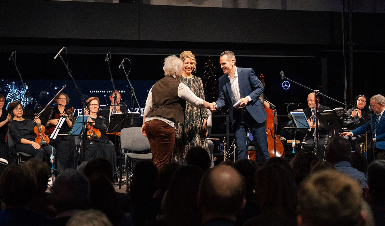 Beide Sängerinnen mit Sascha Stössel auf der Bühne 