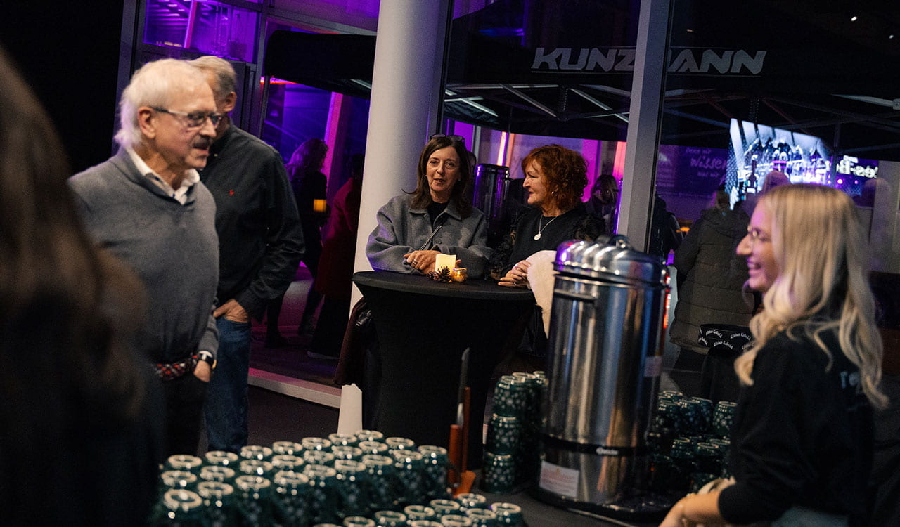 Gäste beim Ausschank nach dem Konzert