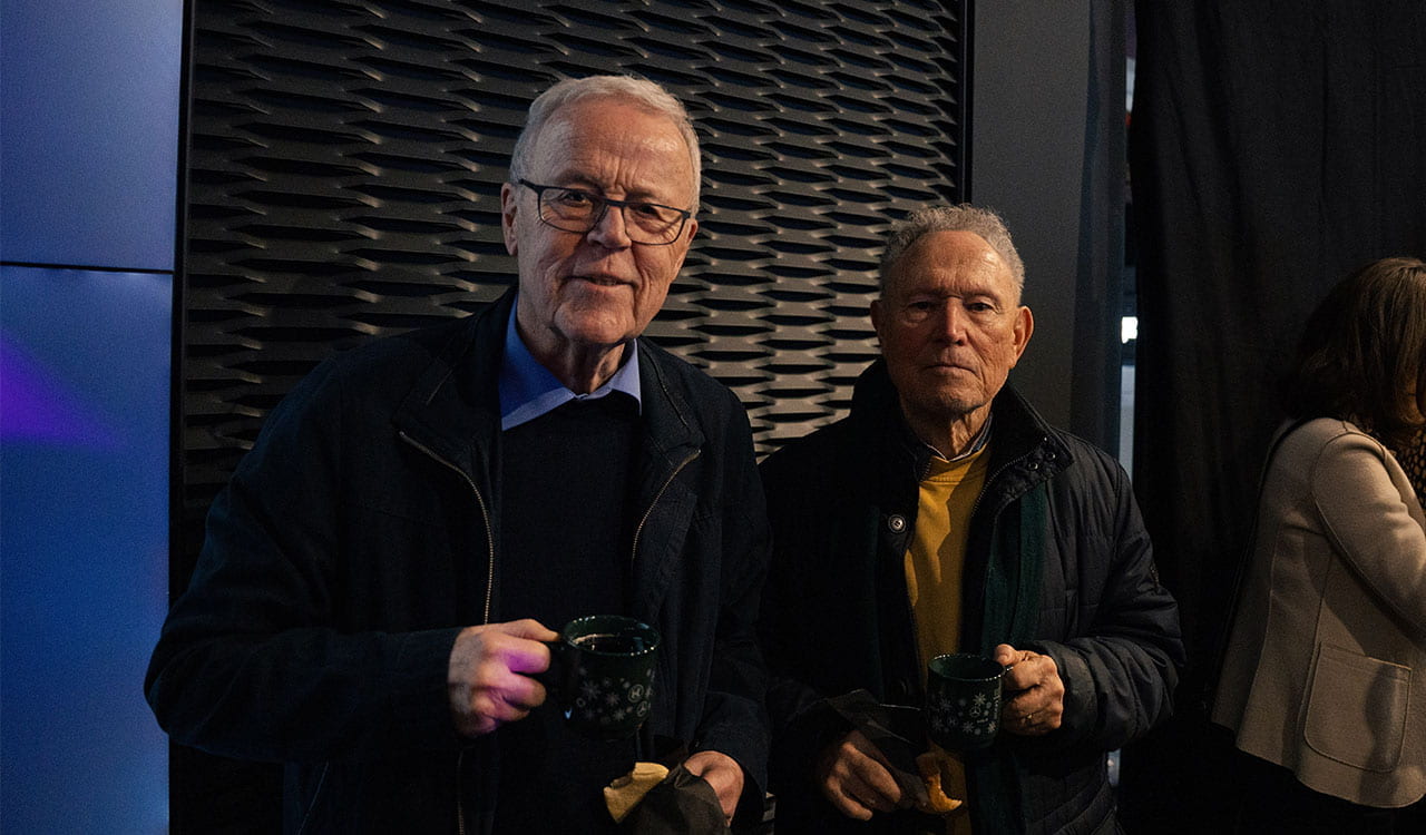 Gäste beim Ausschank nach dem Konzert