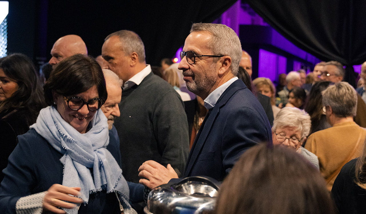 Gäste beim Ausschank nach dem Konzert